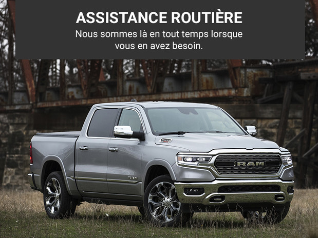 Assistance routière. Nous sommes là en tout temps lorsque vous en avez besoin. Ram 1500 argent stationné à l’extérieur.