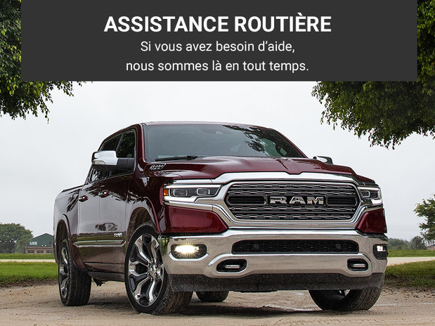 ASSISTANCE ROUTIÈRE. Si vous avez besoin d’aide, nous sommes là en tout temps. Un Ram 1500 2019 rouge stationné sur une route de terre.