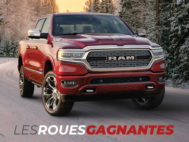 1500 DT Limited à couche nacrée rouge, garé sur une route de campagne avec des arbres enneigés.