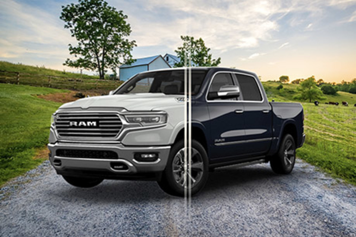 Un Ram 1500 garé sur une route de gravier à la campagne.