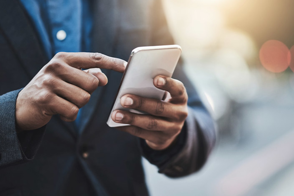 Estimez votre échange Une personne utilisant un téléphone intelligent.