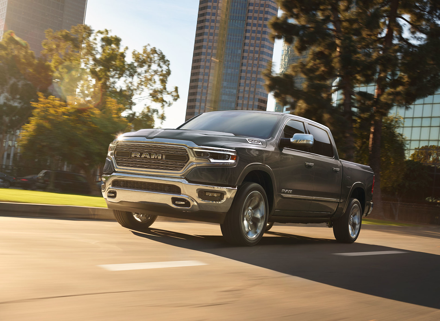 Camion Ram 1500 2019 gris roulant à travers la ville