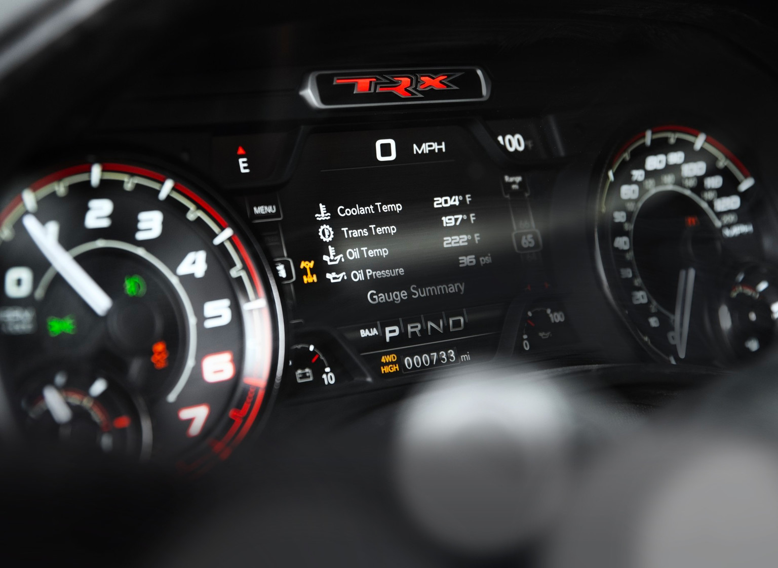 Écran intégré au groupe d’instruments du Ram 1500 TRX 2021 affichant les statistiques du moteur.
