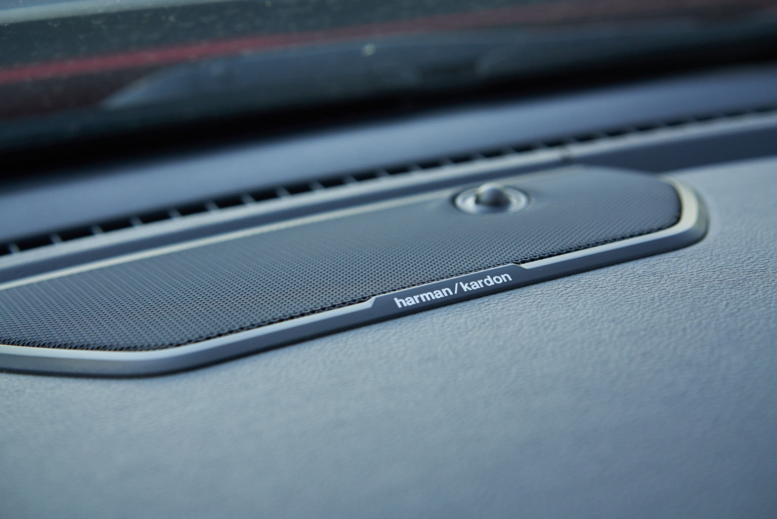 Vue rapprochée du système audio haut de gamme Harman Kardon en option à l'intérieur d'un Ram 1500 Sport 2023.