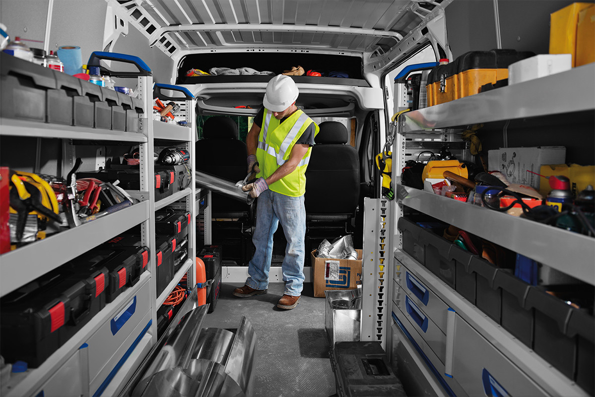 Vue de l'espace utilitaire du Ram ProMaster 2019 servant d'espace de travail