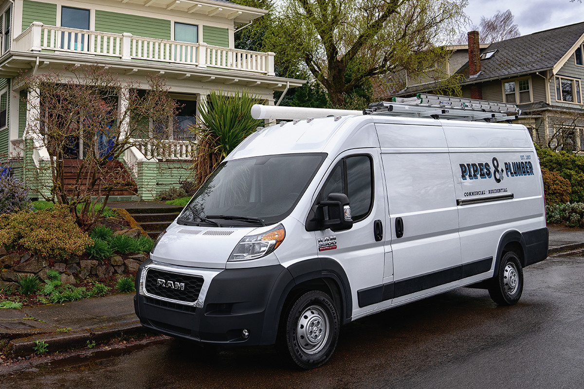 Ram ProMaster 2019 stationné sur une rue résidentielle, illustré en blanc
