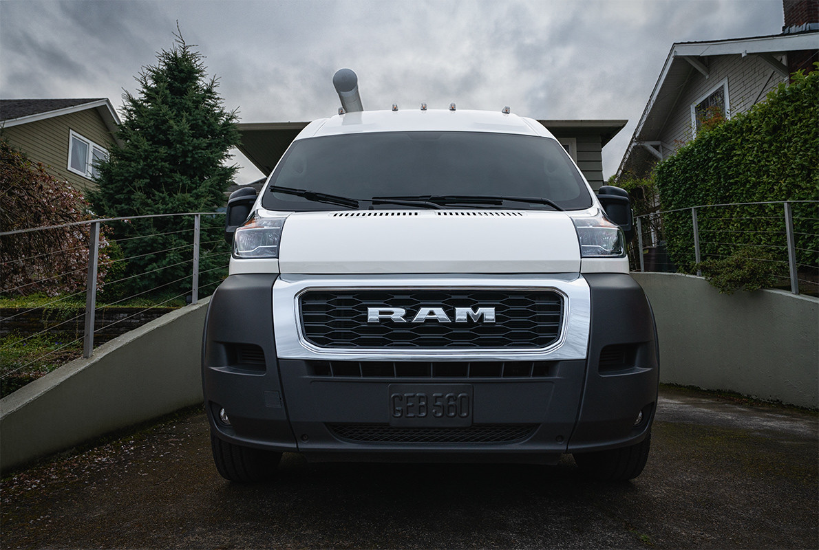 Ram ProMaster 2019 vu de l'avant, illustré en blanc