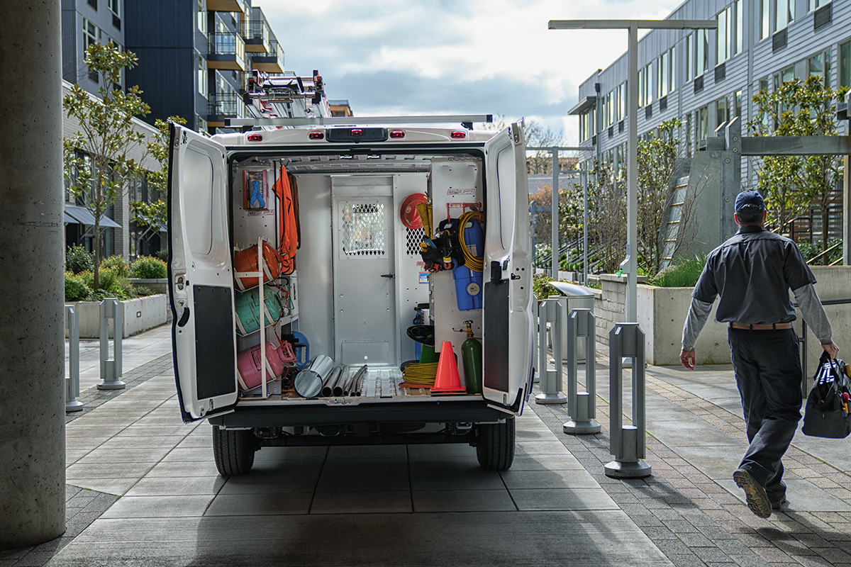 Ram ProMaster 2019 stationné, illustrant un espace utilitaire bien organisé