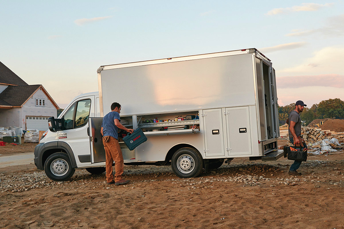 Travailleurs chargeant des outils dans le Ram ProMaster 2019
