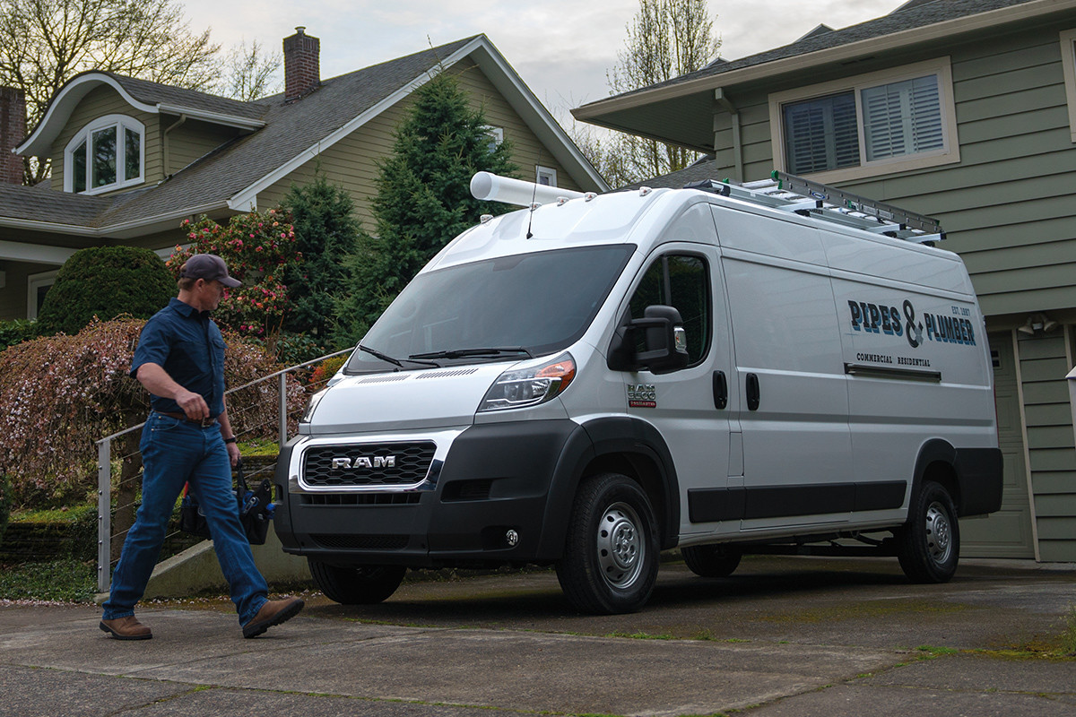 Ram ProMaster 2019 stationné dans une entrée, illustré en blanc