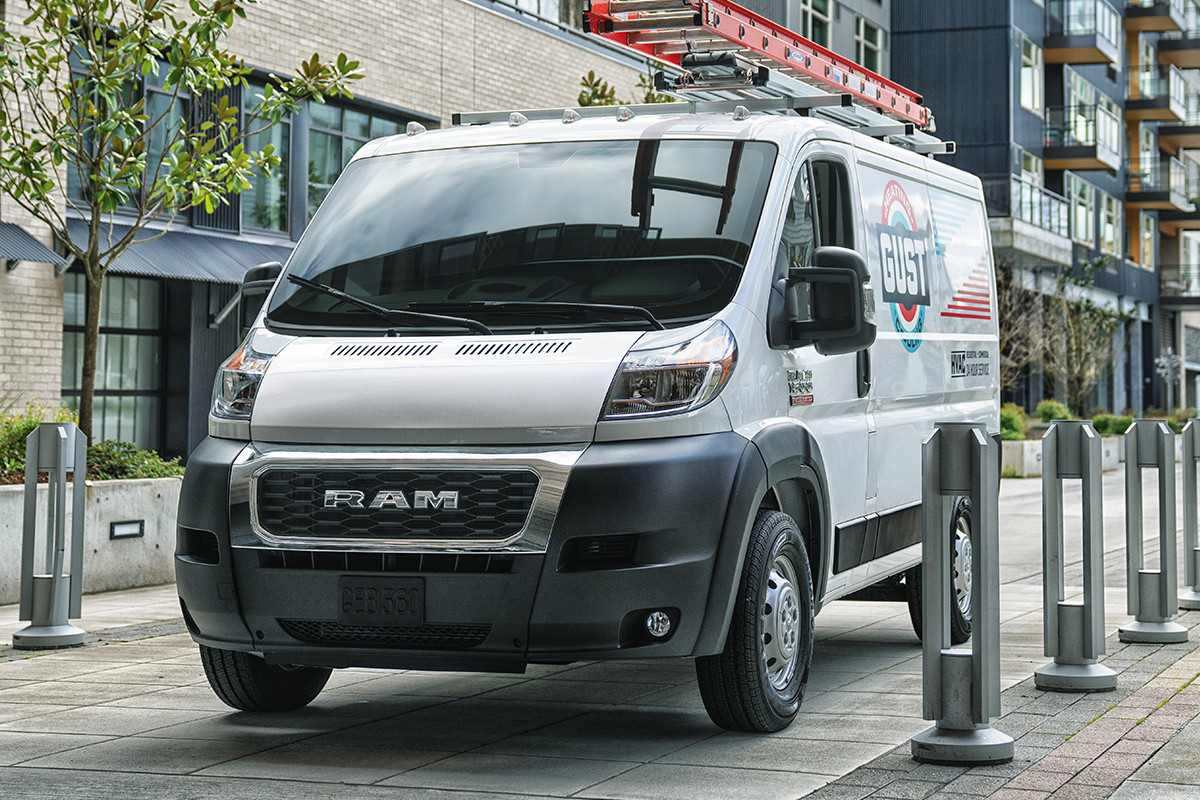 Ram ProMaster 2019 stationné, illustré en blanc