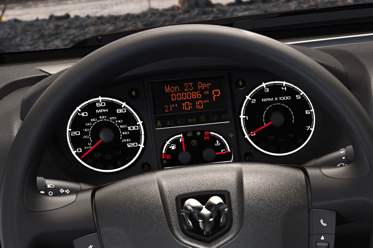 Vue intérieure du Ram ProMaster 2019 montrant l'écran intégré au groupe d'instruments avec système de surveillance de la pression des pneus