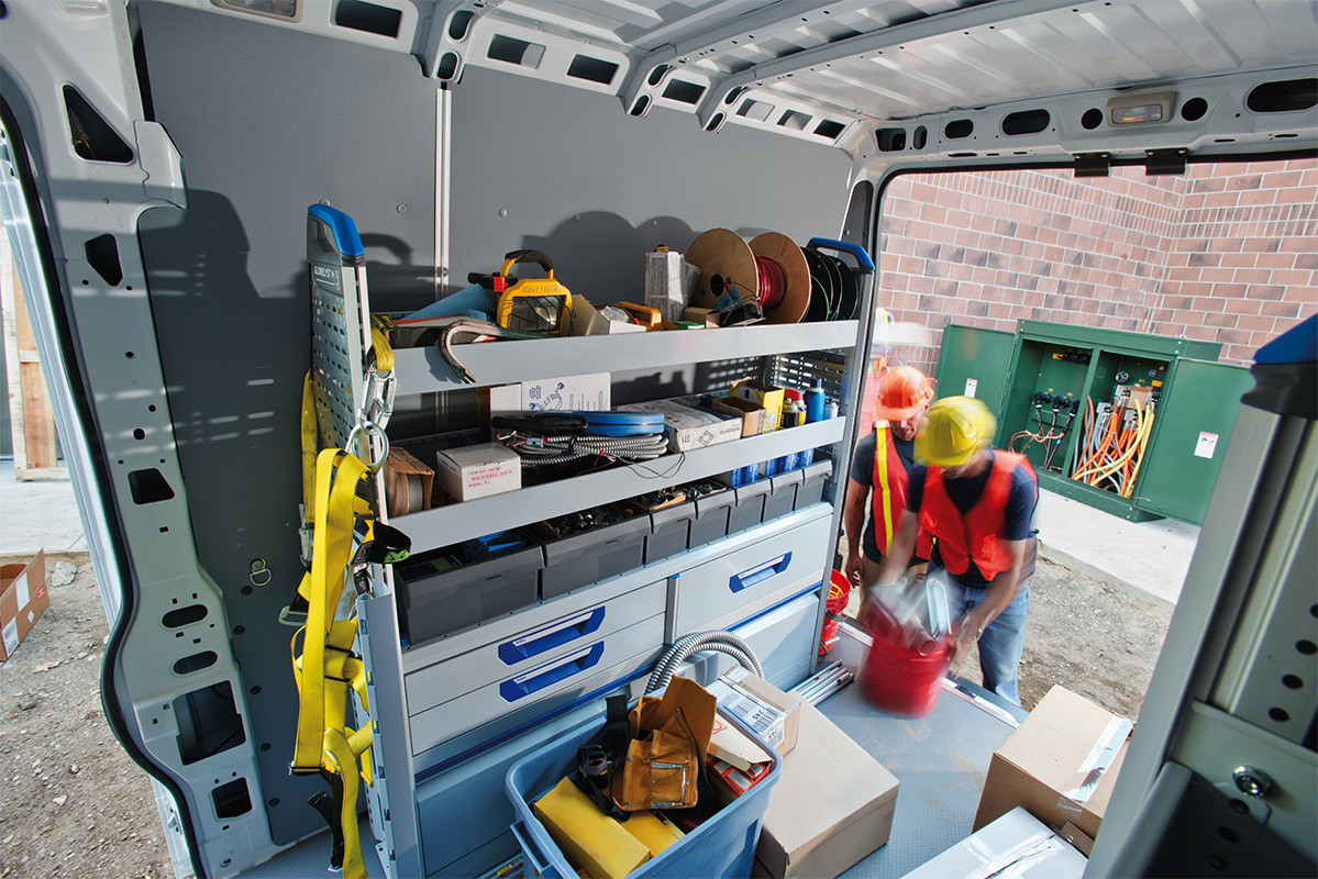 Compartiment arrière du Ram ProMaster 2019 où des ouvriers travaillent