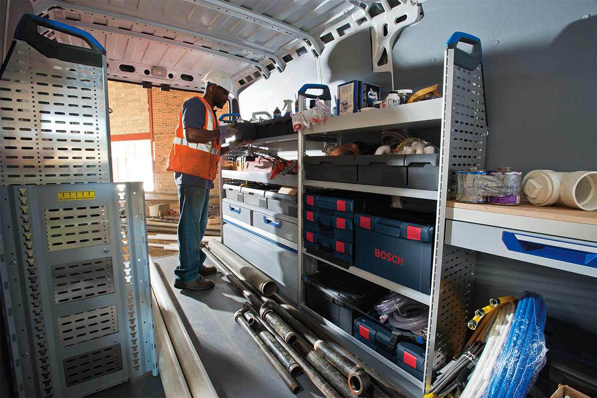 Espace utilitaire du Ram ProMaster 2019 ouvert, montrant un homme qui y travaille