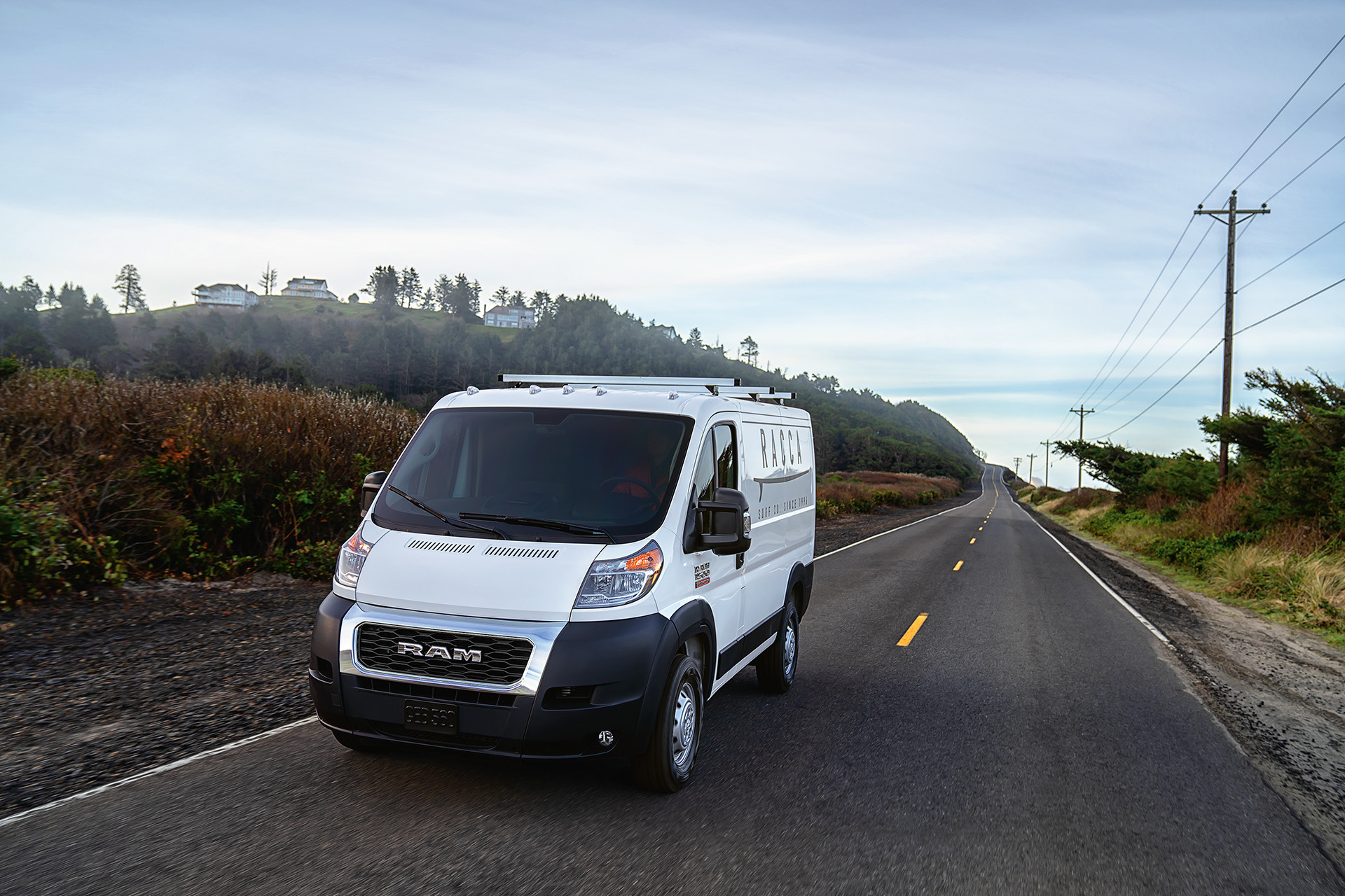 Ram ProMaster 2019 roulant sur l’autoroute, illustré en blanc
