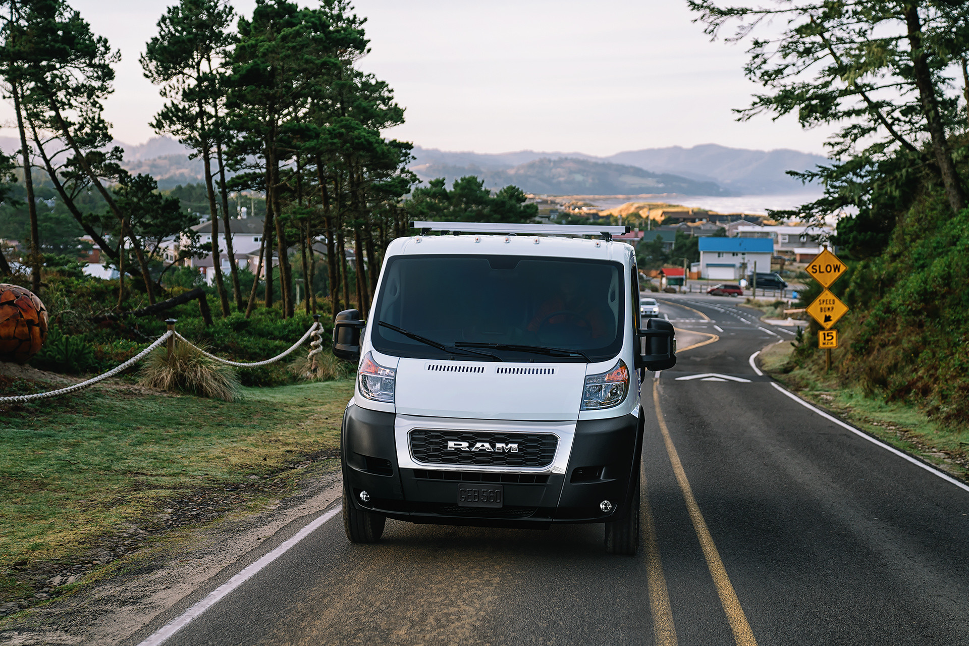 Vue de face du Ram ProMaster 2019, illustré en blanc, dévalant une route