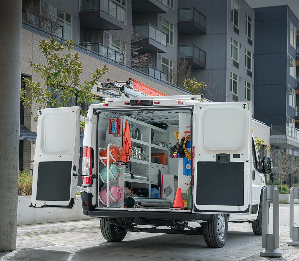 Vue de l'arrière du Ram ProMaster 2019 montrant les portes arrière ouvertes, illustré en blanc