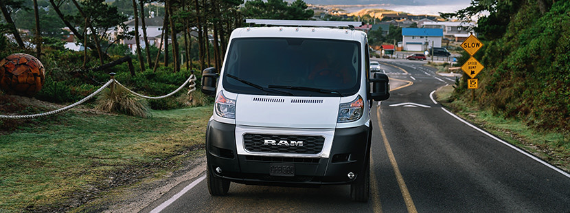 Vue avant du Ram ProMaster 2019 en blanc dans la rue