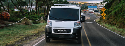 Vue avant du Ram ProMaster 2019 en blanc dans la rue
