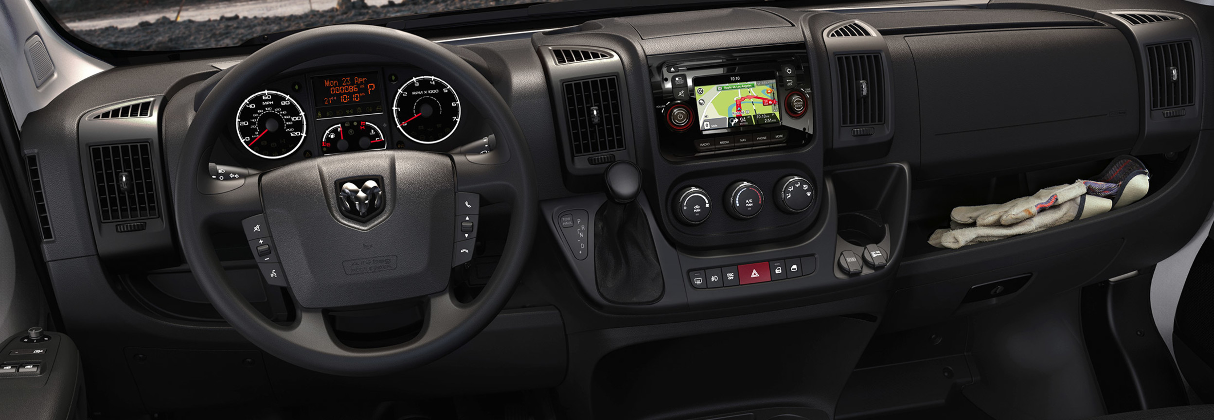 Vue intérieure d’un RAM ProMaster, y compris le volant et le système de navigation
