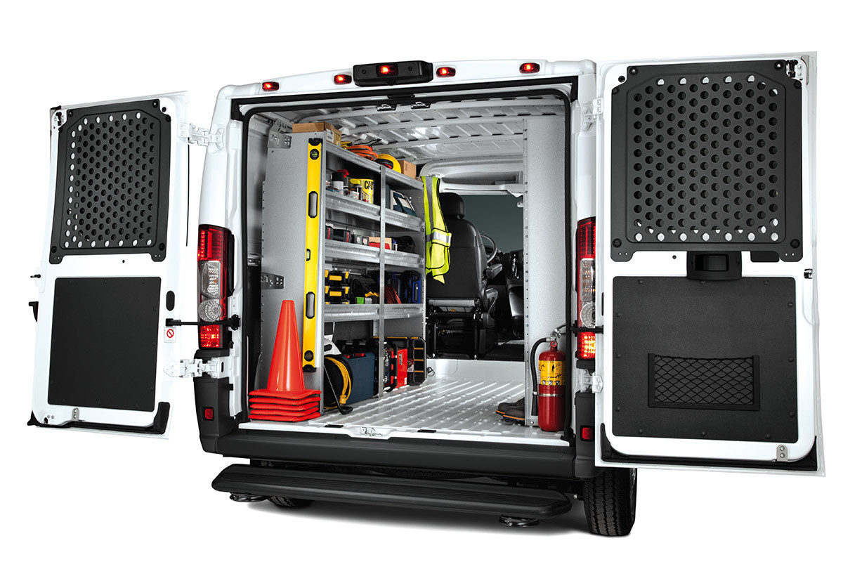 Espace utilitaire du Ram ProMaster 2020 rempli d’outils de construction, portes arrière ouvertes