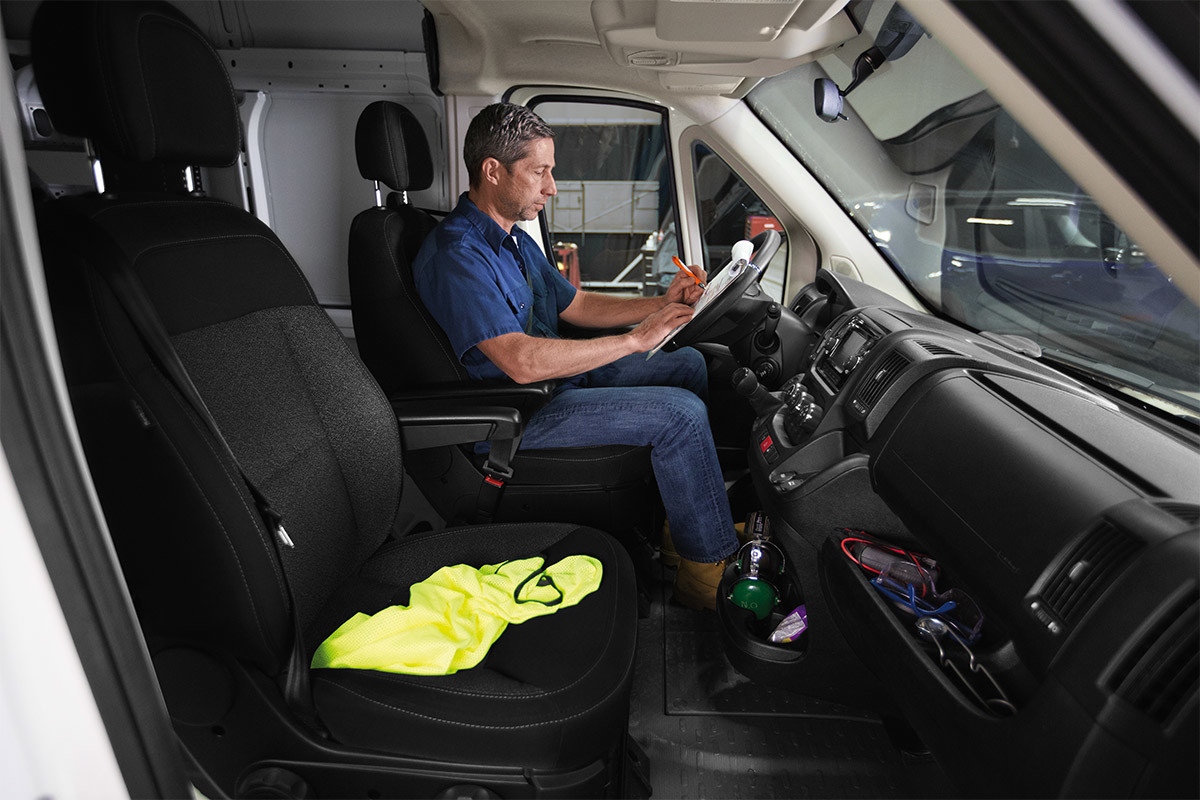 Homme assis sur le siège du conducteur du Ram ProMaster 2020