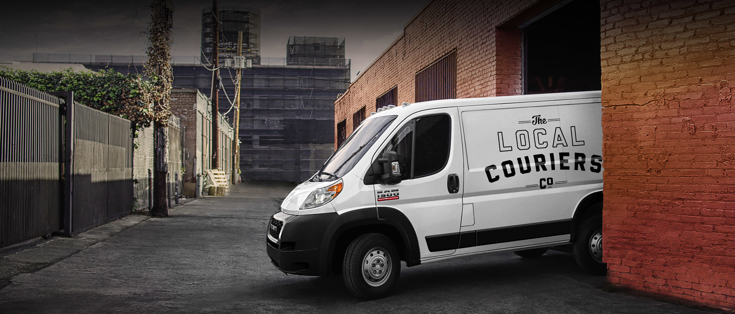 Un Ram ProMaster 2020 blanc qui sort d’un bâtiment de chargement de marchandises
