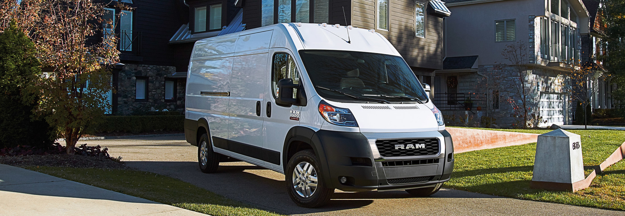 Ram ProMaster stationné dans une allée d’un quartier résidentiel.