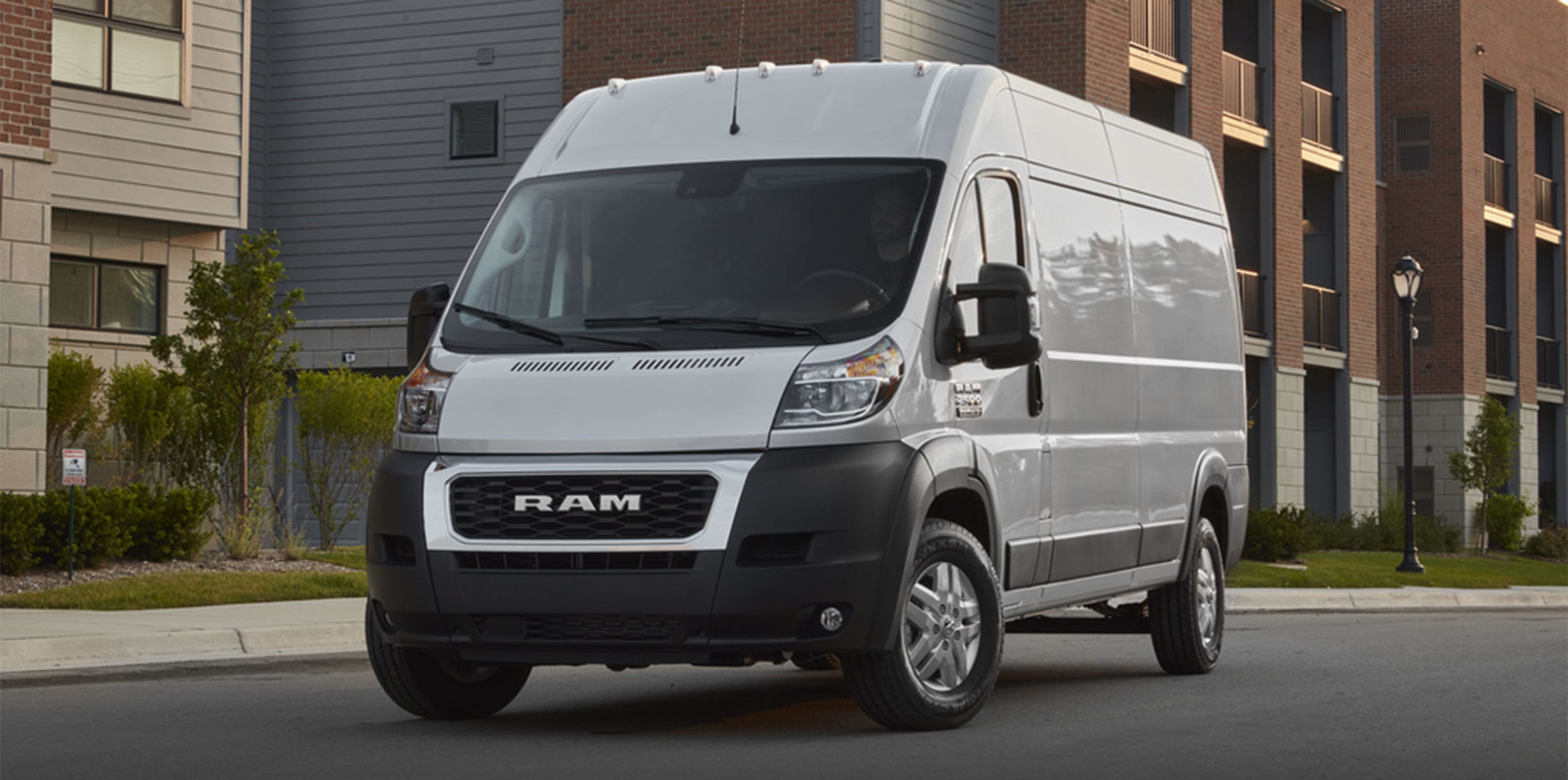Vue de face d’un Ram ProMaster 2022 blanc dévalant une route.