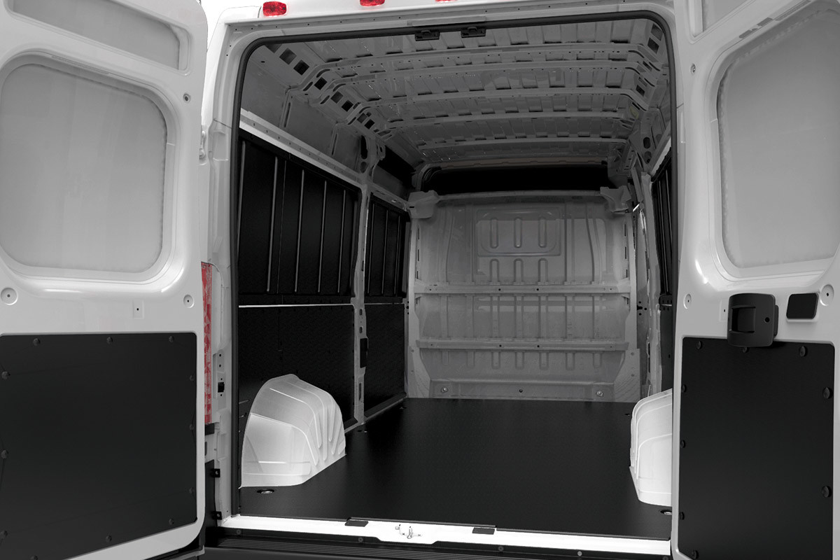 Ram ProMaster avec portes arrière ouvertes et espace utilitaire vide.