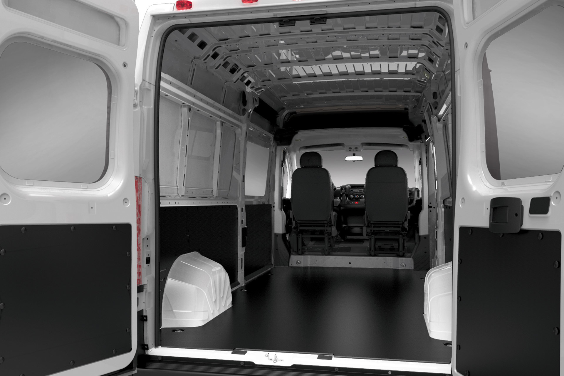 Ram ProMaster avec portes arrière ouvertes et espace utilitaire vide.
