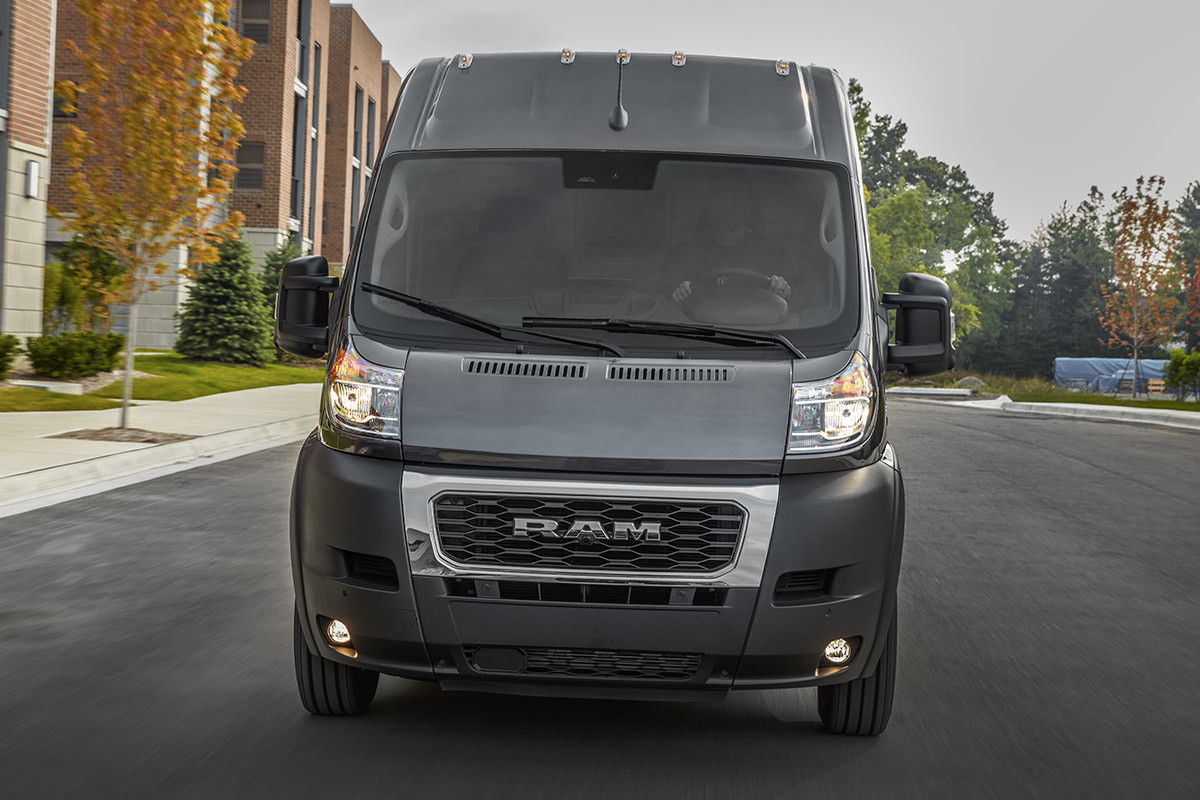 Vue de face du Ram ProMaster 2022, illustré en noir, roulant sur une route.