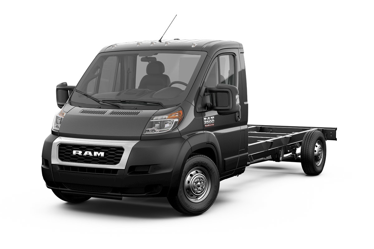 Vue avant du châssis-cabine d’un Ram ProMaster 2022, illustré en noir.