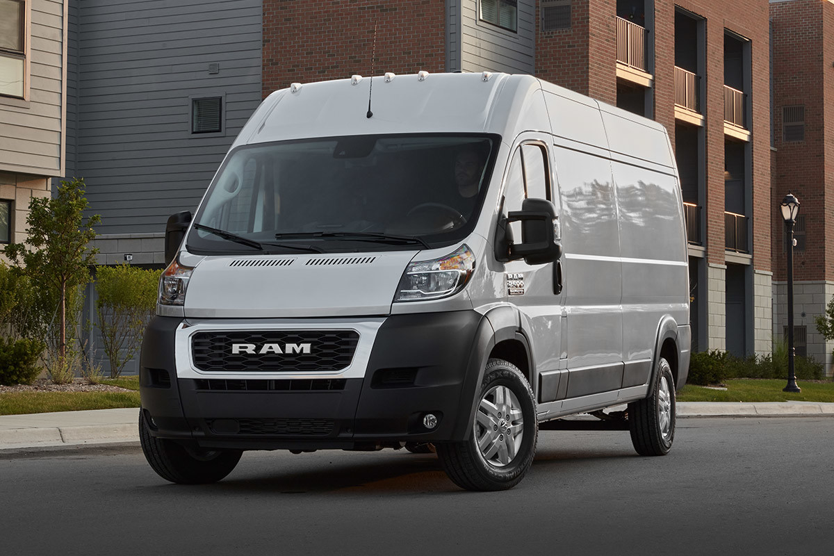 Vue de face d’un Ram ProMaster 2022, illustré en blanc, dévalant une route.