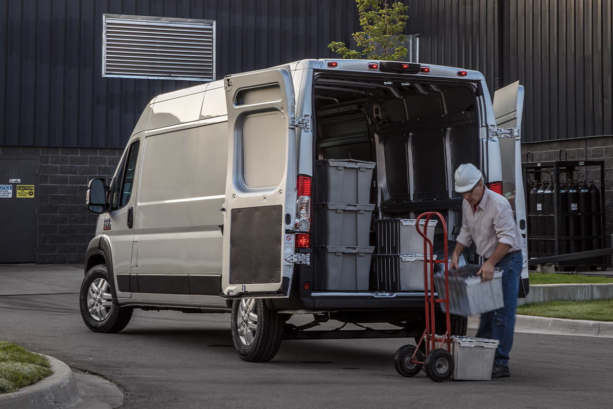 Vue arrière d’un Ram ProMaster 2022, illustré en blanc.