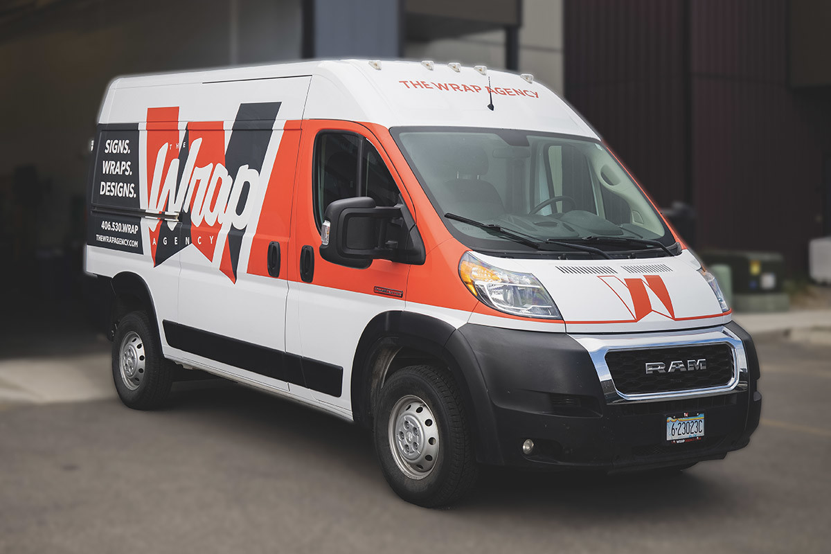Vue avant d’un Ram ProMaster 2022, illustré en blanc.