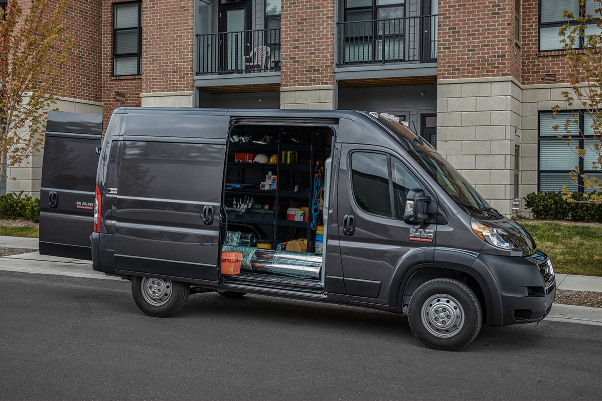 Vue latérale d’un Ram ProMaster 2022, illustré en noir, avec son flanc ouvert.