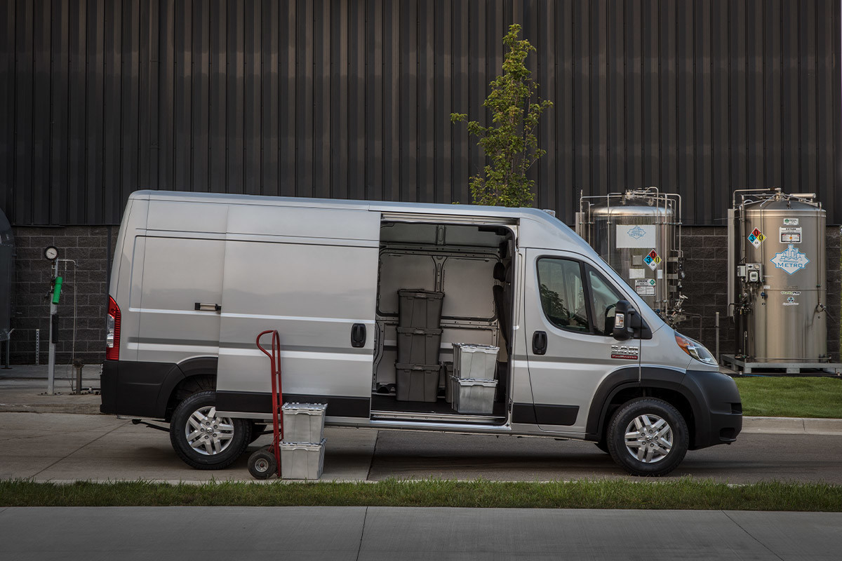 Vue latérale d’un Ram ProMaster 2022, illustré en blanc, montrant un flanc ouvert.
