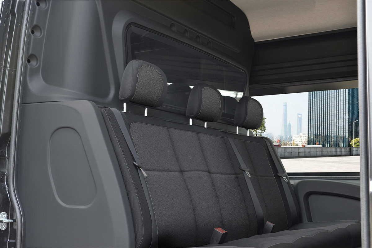 Vue latérale de sièges passager noirs dans un Ram ProMaster 2022.