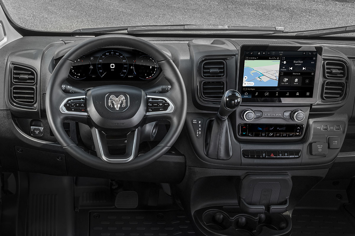 Vue du volant et du bloc de commande dans un Ram ProMaster 2022.