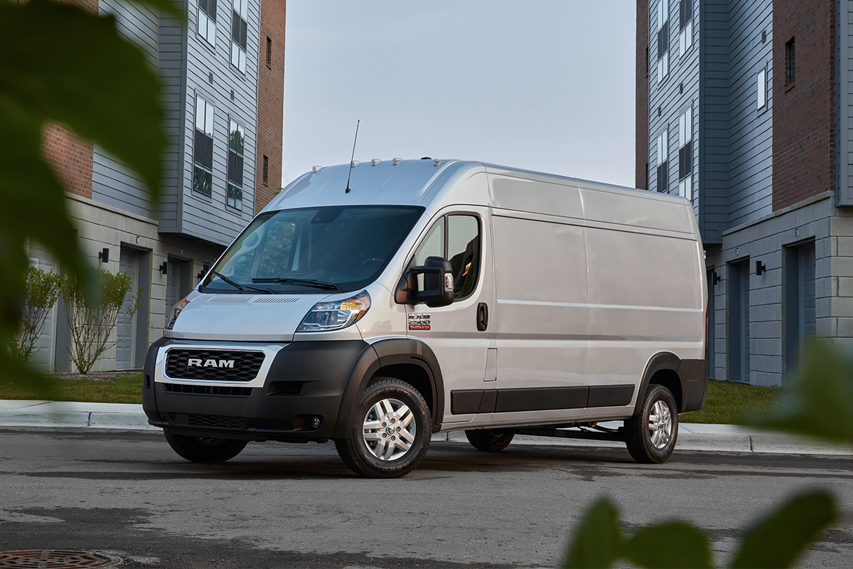 Vue latérale d’un Ram ProMaster 2022 stationné devant un édifice