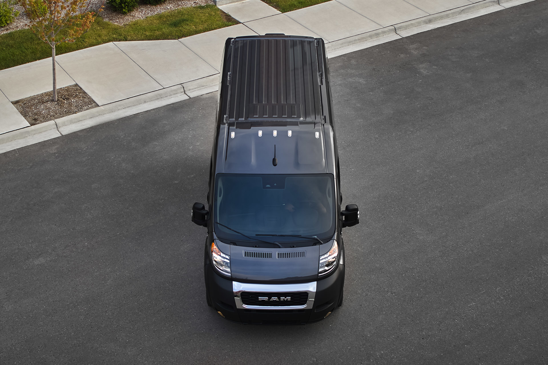 Vue du dessus d’un Ram ProMaster 2022, illustré en noir