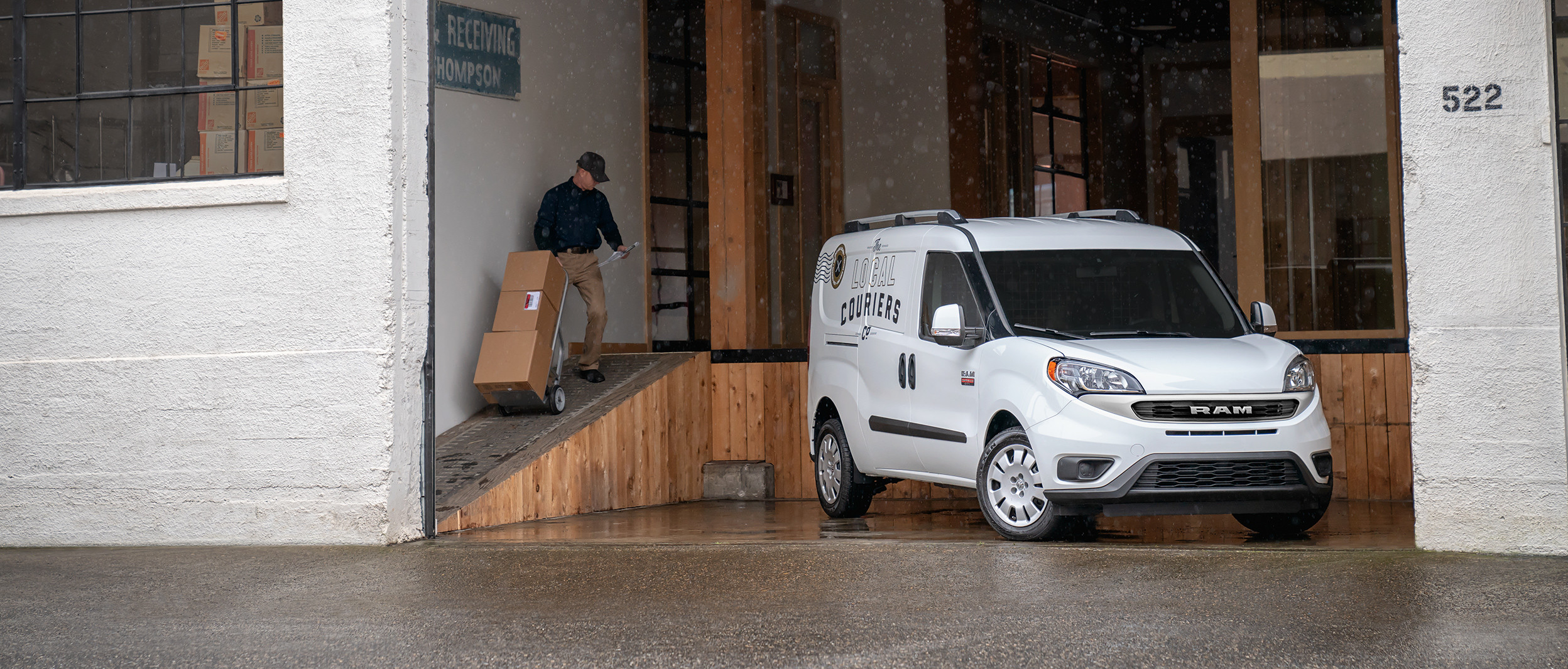 Ram ProMaster City<sup>MD</sup> 2019 stationné devant un quai de chargement, illustré en blanc éclatant