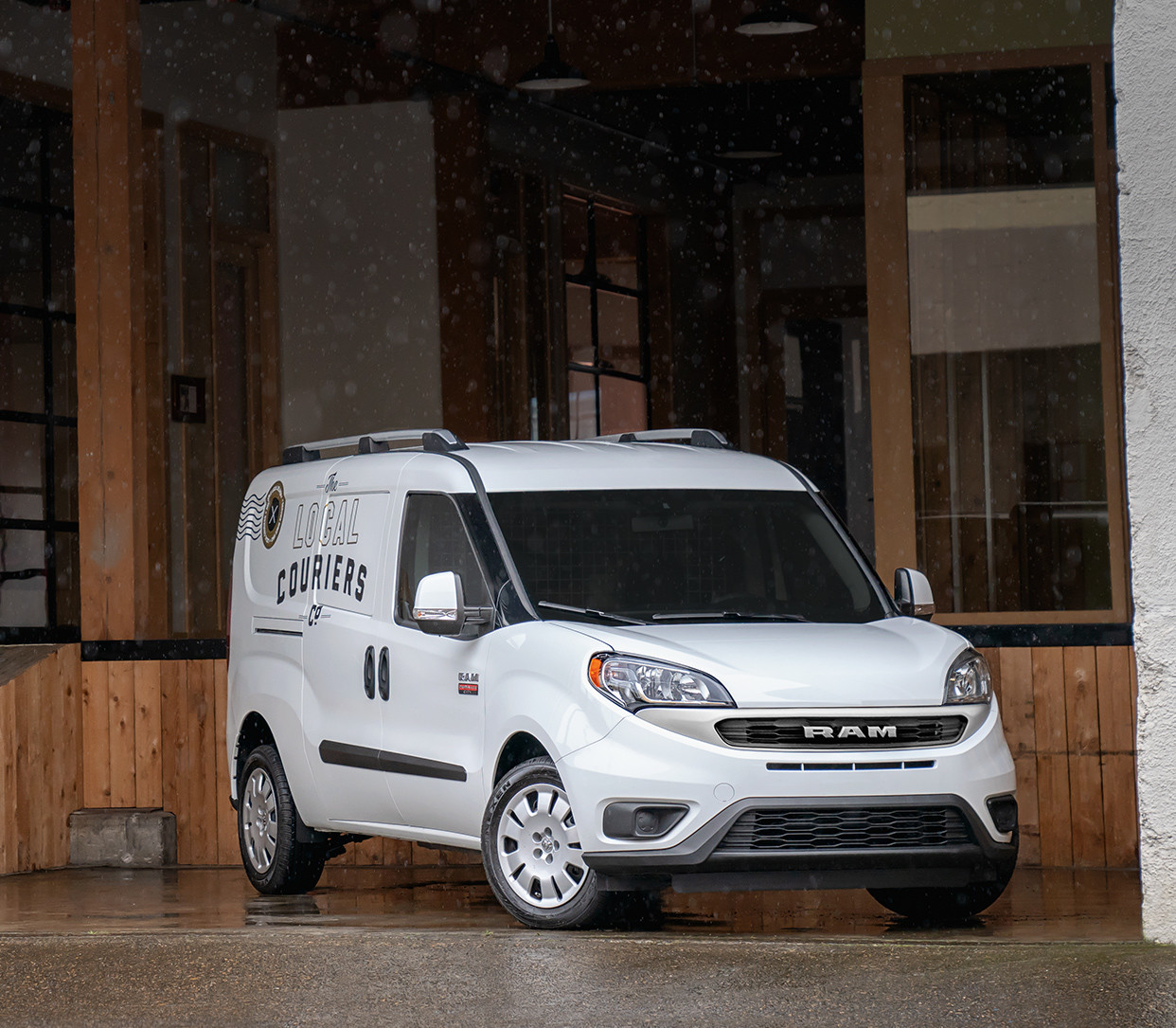 Ram ProMaster City<sup>MD</sup> 2019 stationné devant un quai de chargement, illustré en blanc éclatant