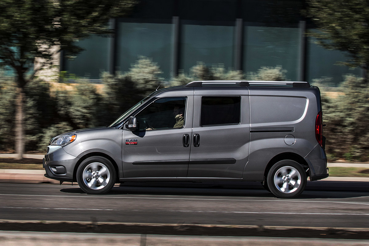 Vue latérale du Ram ProMaster City 2020 roulant à travers une ville