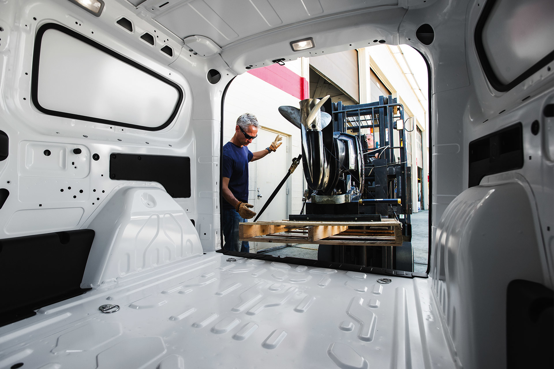 Homme chargeant de l’équipement de construction dans le Ram ProMaster City 2020, mettant en vedette son toit élevé et son espace utilitaire spacieux