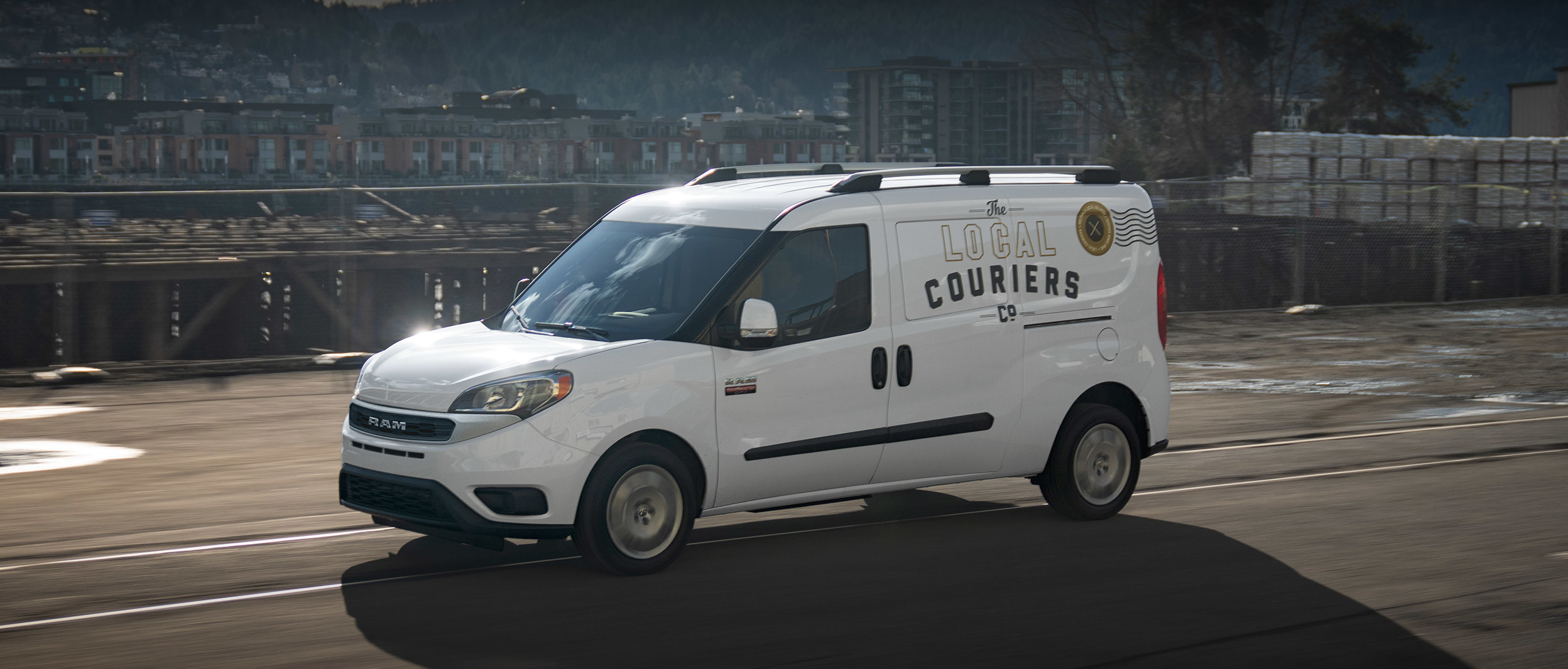 Un Ram ProMaster City 2020 roulant à travers une banlieue