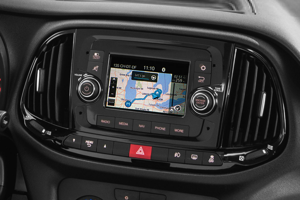 L’écran tactile multimédia de 5 po du Ram ProMaster City 2020 présentant le système de navigation Uconnect