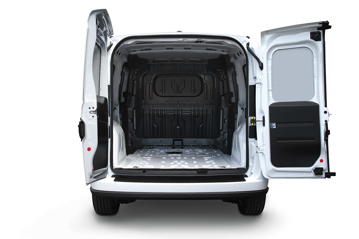 Vue arrière d’un Ram ProMaster City 2021 blanc avec les deux portes arrière ouvertes, montrant sa capacité de chargement la plus élevée de sa catégorie.