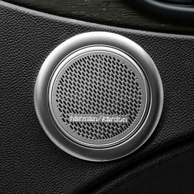 Vue rapprochée d'un haut-parleur dans une Alfa Romeo Giulia 2022